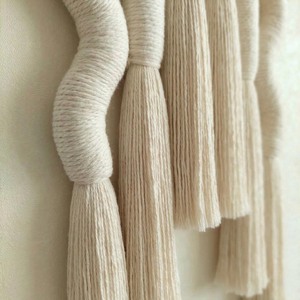 Décoration murale en macramé, style bohème, design géométrique abstrait, fibres naturelles, forme irrégulière, emballage en une seule pièce - Product Image 6
