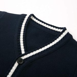 Cárdigan Transpirable de Dos Tonos con Cuello en V para Hombre, Diseño Varsity, Suéter de Punto a Rayas para un Estilo Urbano Contemporáneo - Product Image 6