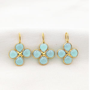 Colgante de Calcedonia Aqua en Forma de Trébol con Bisel, Colgante Hecho a Mano de Calcedonia Lisa de 5mm con Bisel de Trébol y Dije Chapado en Oro con Aro de 7x5mm - Product Image 1