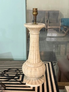Lampe de chevet de luxe en os incrusté avec finition artisanale, abat-jour beige pour la décoration de chambre à coucher - Product Image 4