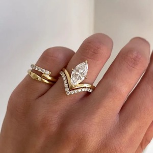 Bague de fiançailles tendance pour femme avec diamant de laboratoire taille marquise certifié IGI, monture en V, solitaire en or 18 carats, à vendre - Product Image 1