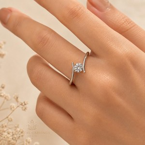 Anillo de Compromiso de Moissanita de 1 Quilate, Corte Solitario de 6.5mm, Plata de Ley 925 con Baño de Rodio, Anillo Minimalista de Promesa para Boda o Fiesta - Product Image 6