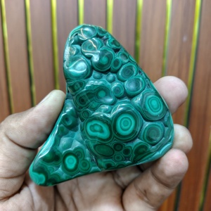 Tranche de cristal de malachite naturelle polie, dalle de pierre verte irrégulière, gemme décorative pour la maison, la méditation et la collection - Product Image 2