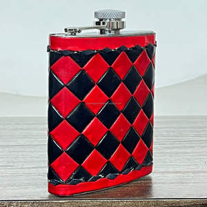 Petaca de bolsillo personalizada 2026 de cuero genuino a cuadros hecha a mano, petaca de acero inoxidable a prueba de fugas, petaca portátil para whisky - Product Image 4