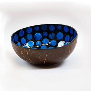 Encantadora tazón de coco de nácar con incrustaciones intrincadas de puntos rojos, elegante y práctica para el uso diario en la mesa. - Product Image 4