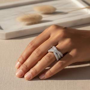 Anillo llamativo ancho con diseño cruzado y engaste pavé de corte redondo de 3.60 CTW - Product Image 6