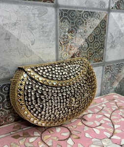 Magnifique pochette en résine Kundan avec bordure en métal pour femme, idéale pour les soirées, de chez f s - Product Image 1