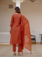 Ensemble Kurti et pantalon en viscose pure de qualité supérieure, brodé, avec dupatta en soie Maslin |   Vêtements ethniques pour femmes |   Exportation en gros
