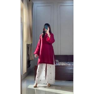 Collection Exclusive Prête-à-Porter Top-Plazzo en Soie Romaine Moderne, Salwar Kameez Longueur Ras du Sol avec Broderie Entièrement Cousue, Coupe Classique - Product Image 1