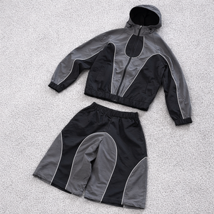 Conjunto Deportivo Personalizado para Hombre, Chaqueta Cortavientos con Parches de Poliéster y Nailon, Chaqueta con Cierre y Pantalones Cortos - Product Image 3