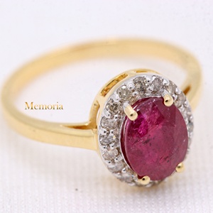 Bague en or jaune massif 14 carats avec rubis naturel ovale et halo de diamants sertis à griffes, bijoux fins, Memoria Jewels - Product Image 4