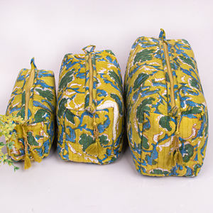 Magnifiques trousses de maquillage multifonctions en coton faites à la main pour le rangement, les voyages et les articles de toilette, organiseur de cosmétiques personnalisé - Product Image 1