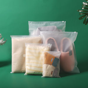 Sacs en papier d'emballage cadeau de luxe noirs de haute qualité au design tendance, sacs en papier personnalisés pour bijoux - Product Image 5