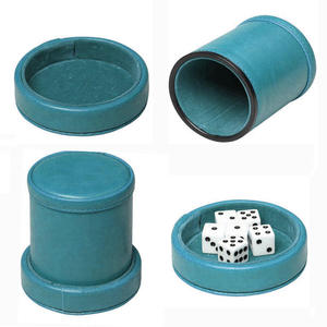 Vente en gros usine : Ensemble de gobelets à dés de jeu en cuir, personnalisables (logo et couleur), avec gobelet agitateur et 5 dés à points - Product Image 1