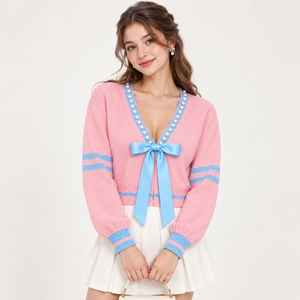 เสื้อคาร์ดิแกนไหมพรมอะคริลิคสำหรับผู้หญิงฤดูหนาว JJOA Jack and Jill of America แบบขายส่งสั่งทำได้ สีชมพู สีฟ้า ประดับมุก คอวี ปักลายโบว์ - Product Image 2