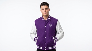 Veste universitaire pour homme de couleur violette avec manches blanches, logo brodé, fermeture à boutons sur le devant, style preppy, vêtement d'extérieur pour l'automne - Product Image 3