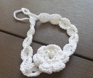 Ensemble crocheté blanc pour baptême : bandeau, nœud et chaussures pour bébés filles, perles blanches, ruban de satin blanc, fleurs blanches - Product Image 1