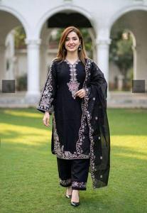Ensemble Salwar Kameez en soie noire traditionnelle pour femmes IndoWeaves, broderie, longueur cheville, coupe régulière, style Inde Pakistan, vêtements décontractés - Product Image 1