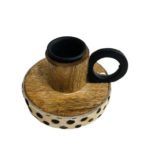 เชิงเทียนไม้พร้อมด้ามจับโลหะ - Product Image 1