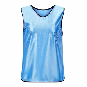เสื้อกีฬาซ้อมฟุตบอลสีแดงสำหรับผู้ใหญ่แบบ unisex  คอทรงกลม ผ้าโพลีเอสเตอร์ ระบายอากาศได้ดี  ไม่มีแขน  รับออกแบบโลโก้และดีไซน์ตามสั่ง  ใส่ได้ทุกฤดู - Product Image 4