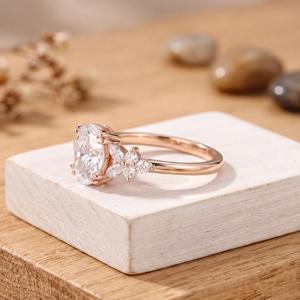 Anillo de compromiso con racimo de diamantes cultivados en laboratorio de forma ovalada, diseño nupcial de inspiración vintage, al mejor precio de fábrica. - Product Image 5