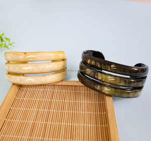 Brazalete de cuerno de Búfalo Blanco y negro hecho a mano para mujer elegante Feng Shui y estilo amor técnica tallada de alta calidad - Product Image 4