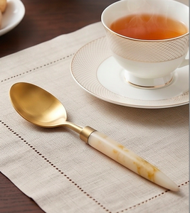 Elegante juego de cubiertos dorados con mangos de mármol, acabado mate, apto para lavavajillas, para bodas y uso en la cena. - Product Image 3