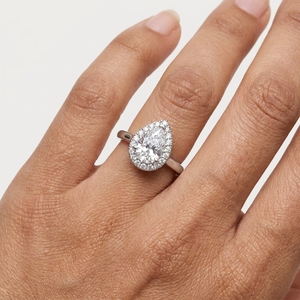 Bague de fiançailles pour femme en platine avec diamant taille poire, style élégant et luxueux, halo classique, certifiée IGI - Product Image 2
