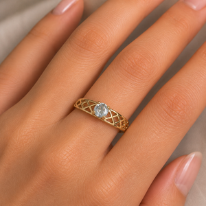 Bague solitaire en topaze bleue, ton or, bande géométrique, minimaliste, faite à la main, élégante, bijoux de créateur pour femme, à porter au quotidien - Product Image 4