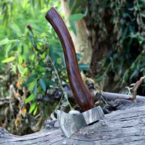 Hache viking artisanale en acier Damas, manche en bois et étui de qualité supérieure, qualité industrielle, pour le camping en plein air - Product Image 2