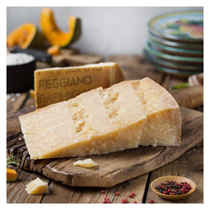 Fromage Parmesan de qualité supérieure, produit laitier issu de lait frais, conforme aux normes d'exportation. - Product Image 3