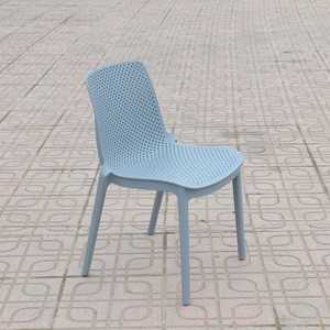 La chaise en plastique moulé Moon de couleur gris - Une nouvelle chaise de jardin moderne pour une belle après-midi. - Product Image 1