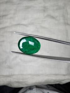 Émeraude naturelle de Zambie de 6,66 carats, taille ovale, vert profond intense, pierre précieuse de luxe, pierre brute pour haute joaillerie et collectionneurs - Product Image 3