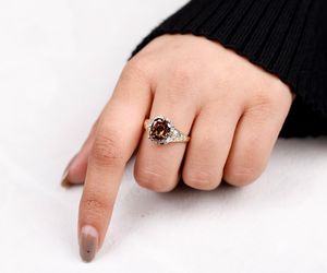 Bague de fiançailles en diamant de laboratoire couleur fantaisie, or massif 14 carats, sertissage clos, diamant marron taille coussin cultivé en laboratoire IGI, gravé à la main, unique - Product Image 5
