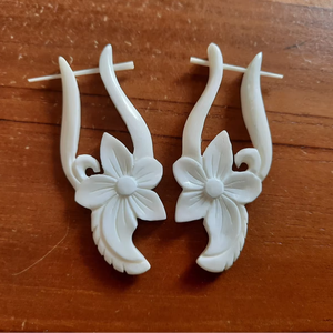 Pendientes de Hueso Blanco Hechos a Mano – Estilo Boho Chic Ligero, Artesanía Natural - Product Image 1