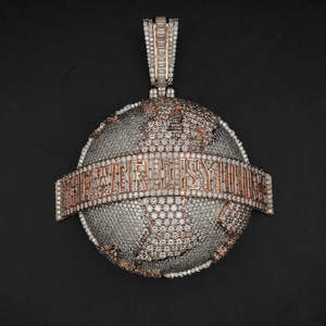 Colgante de Globo 'El Mundo Es Tuyo' Personalizado en Plata de Ley 925 con Diseño de Moissanita en Oro Rosa para Hombre y Mujer - Product Image 1