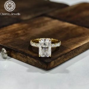 Bague de fiançailles Charm_Jewells en moissanite taille coussin, certifiée IGI, plaquée or 18 carats, sertie à griffes, style classique pour femme, 3 g. - Product Image 1