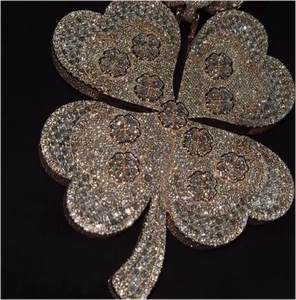 Pendentif Trèfle Personnalisé Entièrement Sertie de Diamants Moissanite VVS Rond en Argent Sterling 925, Bijoux Hip Hop - Product Image 5