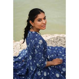 Vestido midi cruzado con estampado floral azul para mujer, vestido de verano de algodón con cuello en V y manga estilo A - Product Image 4