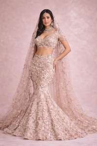 Lehenga Choli de haute qualité fait main pour femmes, robe brodée en soie et en tulle pour mariage et occasions spéciales. - Product Image 2