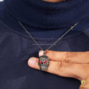Pendentif Crâne Hip Hop Personnalisé avec Yeux en Pierre Rouge, Finition Noire de Luxe, Collier Pendentif pour les Amateurs de Mode - Product Image 3