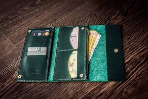 Cartera Triple de Cuero Genuino Verde MAKUM INTERNATIONAL con Cierre de Botón a Presión y Capacidad Personalizable - Product Image 4