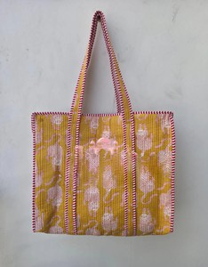 Sac fourre-tout en coton jaune moutarde imprimé à la main avec détails de surpiqûres et bretelles confortables - Product Image 5