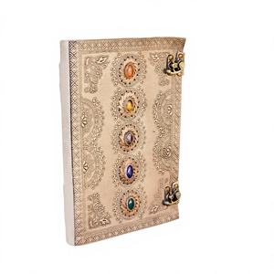 Carnet de notes A5 en cuir orné de 5 pierres précieuses avec fermoir en laiton, fait main, style rustique, idéal pour les voyages, la poésie, l'art et les croquis - Product Image 1