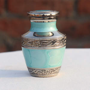 Elegante Urna Conmemorativa de Metal Azul Océano con Detalles Salpicados y Borde Plateado Liso para Cenizas de Cremación - Product Image 5