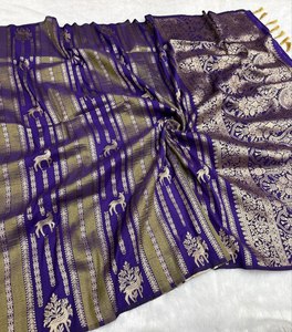 Khaddi Crepe Deer Elegance Forest Charm Jacquard Tradicional Pesado para Bodas y Fiestas de Diwali con Borde de Herencia y Tejido Regal de Georgette - Product Image 3