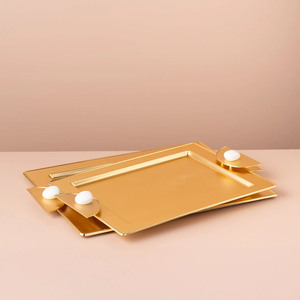 Ensemble de plateaux de service rectangulaires élégants en argent, avec finition miroir polie et accents de poignées demi-circulaires noires distinctives - Product Image 3