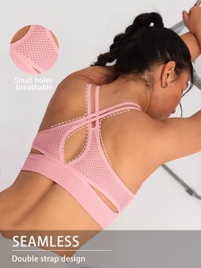 Soutien-gorge de sport sans couture pour femmes |   Débardeur de yoga à double bretelle croisée dans le dos |   Soutien-gorge de sport respirant en maille à découpes avec coussinets - Product Image 6