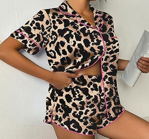 Conjunto de Pijama de Satén con Estampado de Leopardo para Mujer, Manga Corta, Cuello Camisero, Cierre de Botones, Ropa de Dormir de Verano, Estilo Suave y Sexy - Product Image 4