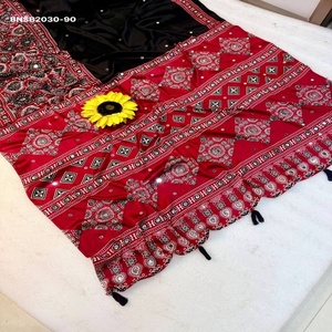 Nouveauté : Ensemble sari et chemisier en soie Gajji pure, imprimé Ajrakh et orné de broderies miroir faites à la main – Achetez en ligne en Inde - Product Image 1